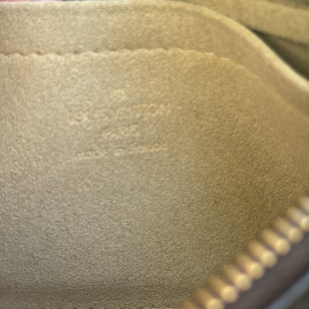Louis Vuitton
Authentic
Milla Pochette Monogram Canvas MM - Picture 4 of 9